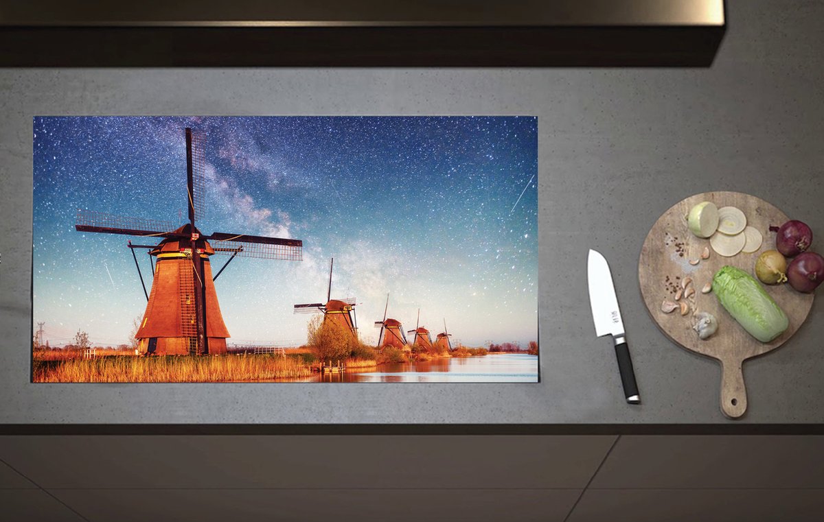 Inductieplaat Beschermer - Rij Windmolens aan het Water onder Sterrenhemel - 90x52 cm - 2 mm Dik - Inductie Beschermer van Vinyl