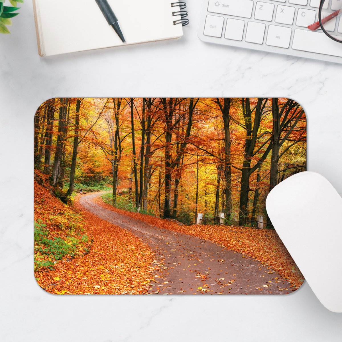 Muismat - Bospad door Herfstbos vol met Herfstkleuren - 25x18 cm - 2 mm Dik - Muismat van Vinyl