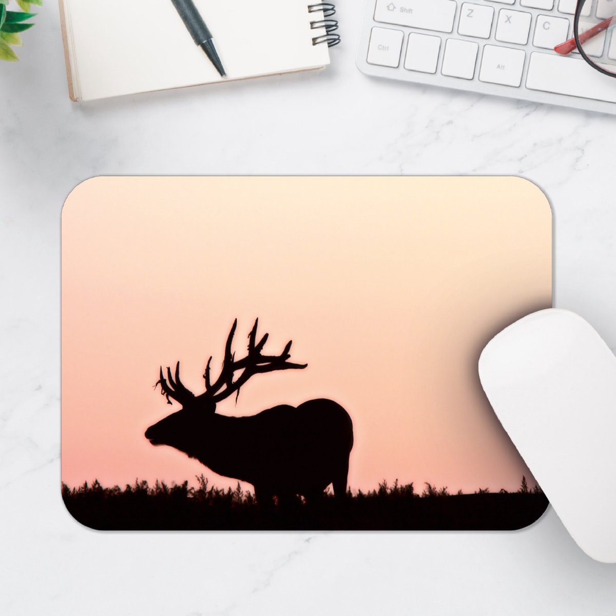 Muismat - Silhouet van Rendier in het Gras tegen Roze Achtergrond - 25x18 cm - 2 mm Dik - Muismat van Vinyl