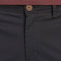 Detail van de knoopsluiting van een zwarte chino.