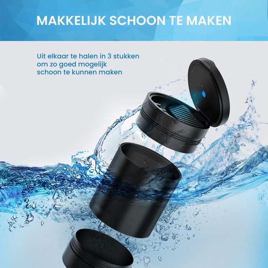 Zwarte auto-asbak uit elkaar gehaald in 3 delen, met opspattend water.