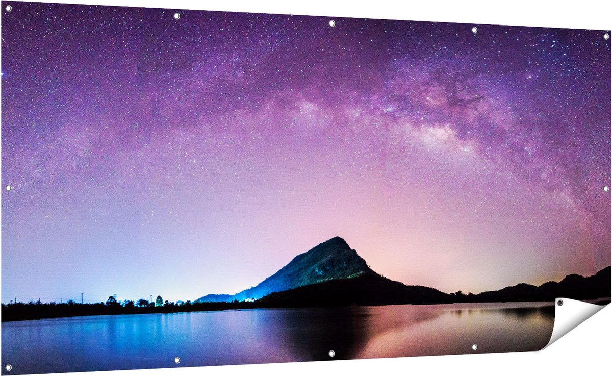 Gards Tuinposter Melkweg bij een Berg in Thailand - 200x100 cm - Tuindoek - Tuindecoratie - Wanddecoratie buiten - Tuinschilderij Multikleur