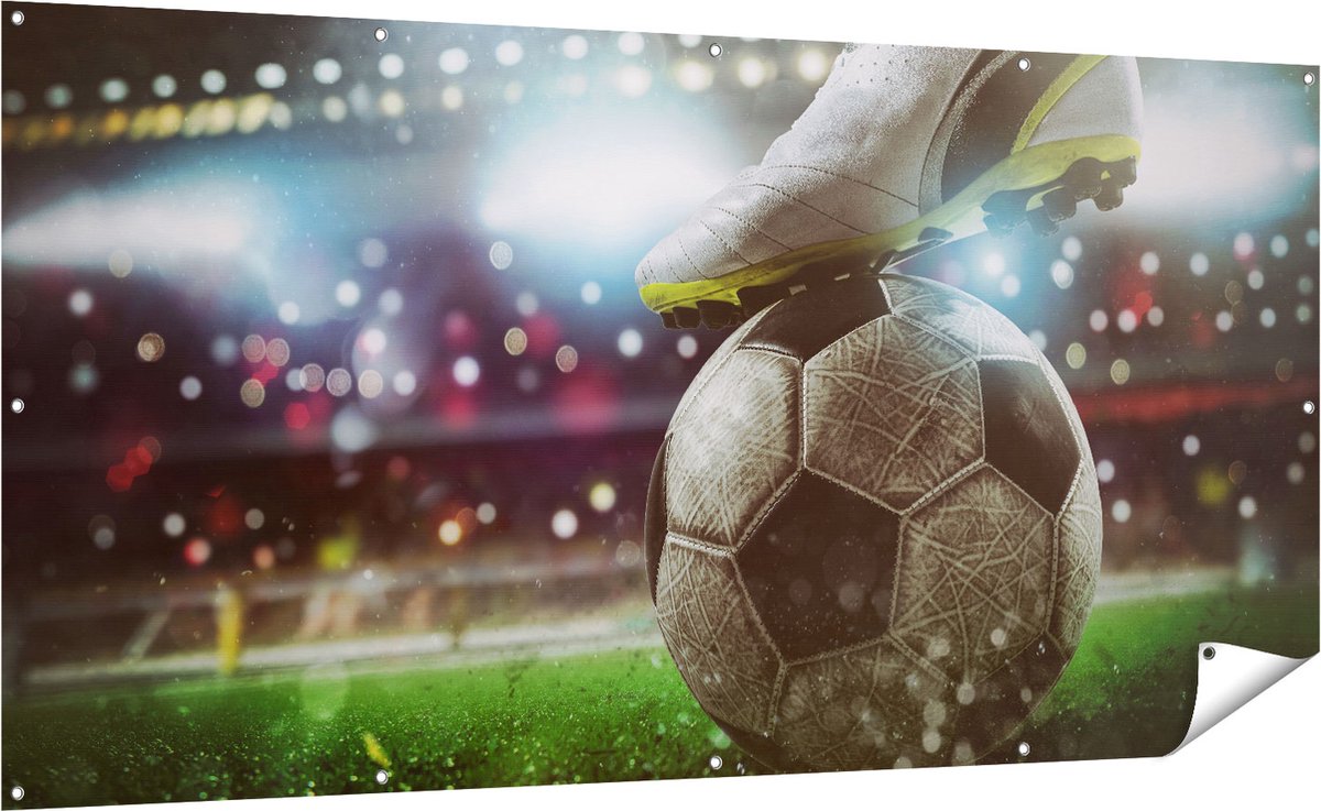 Gards Tuinposter Voetbal Aftrap met de Bal in het Stadion - 200x100 cm - Tuindoek - Tuindecoratie - Wanddecoratie buiten - Tuinschilderij Multikleur