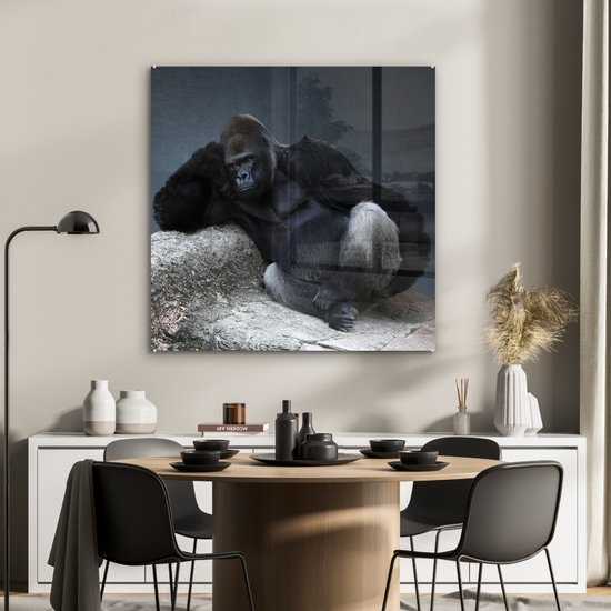 MuchoWow® Peinture sur verre 90x90 cm - Peinture sur verre acrylique - Un Gorilla se reposant sur une pierre - Photo sur verre - Peintures