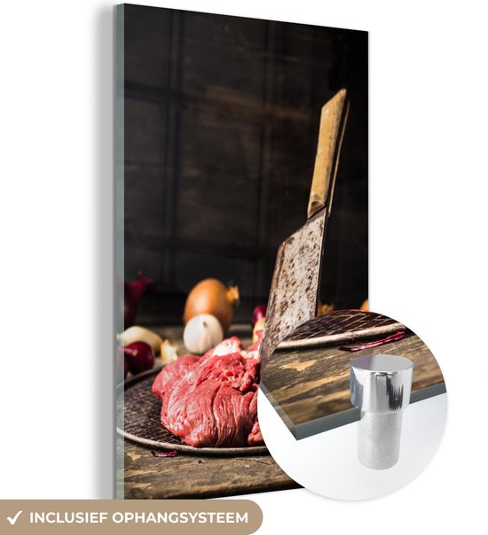 MuchoWow® Glasschilderij 20x30 cm - Schilderij acrylglas - Een slagersmes in rauw vlees op een bord - Foto op glas - Schilderijen