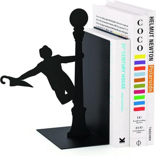 Zwarte metalen boekensteun met zingende man en paraplu, naast witte boeken met titels.
