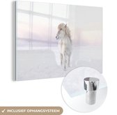 MuchoWow® Glasschilderij 60x40 cm - Schilderij acrylglas - Wit IJslander paard in de sneeuw - Foto op glas - Schilderijen