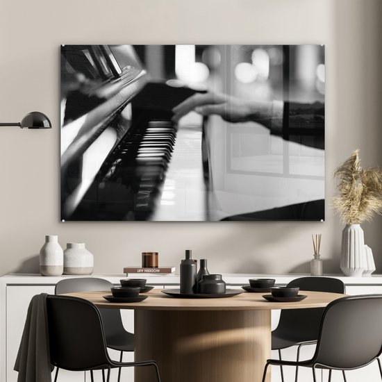 MuchoWow® Peinture sur Verre - Tableaux de Pianiste Jouant du Piano d'une Main en Noir et Blanc - 120x80 cm - Peintures sur Verre Acrylique - Photo sur Glas