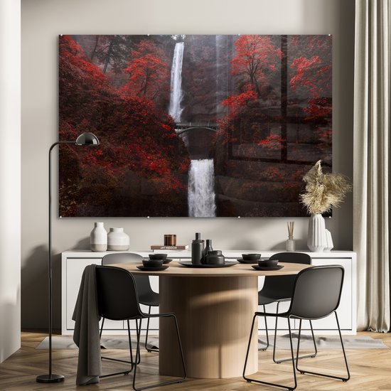 MuchoWow® Glasschilderij 150x100 cm - Schilderij acrylglas - Waterval, rode herfstbomen en een brug in de natuur van Oregon in de Verenigde Staten - Foto op glas - Schilderijen