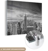 MuchoWow® Glasschilderij 80x60 cm - Schilderij acrylglas - New York - Manhattan - Berg - Zwart - Wit - Foto op glas - Schilderijen