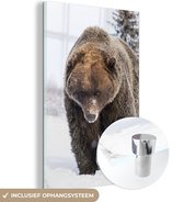 MuchoWow® Glasschilderij 60x90 cm - Schilderij acrylglas - Bruine beer in de sneeuw - Foto op glas - Schilderijen