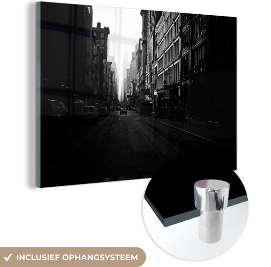 MuchoWow® Glasschilderij 150x100 cm - Schilderij acrylglas - Auto rijdt door een rustige straat in New York in zwart-wit - Foto op glas - Schilderijen