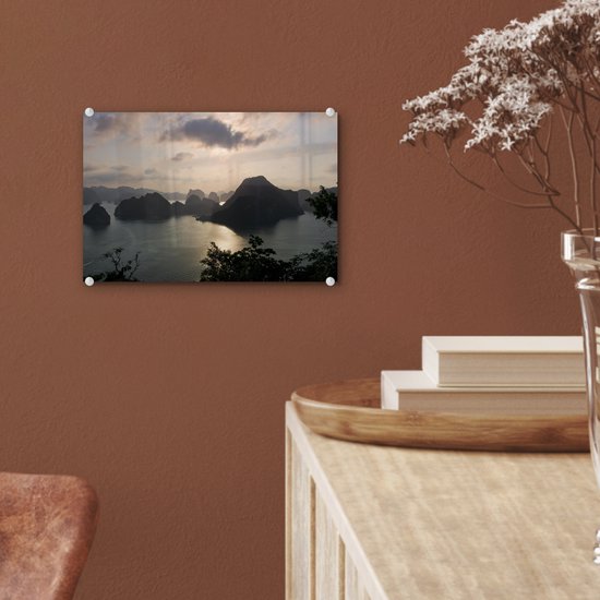 Coucher de soleil derrière les rochers de la baie d'Halong au Vietnam Plexiglas 30x20 cm - petit - Tirage photo sur Glas (décoration murale en plexiglas)