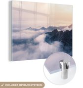 MuchoWow® Glasschilderij 120x90 cm - Schilderij acrylglas - Mist trekt over een gebergte - Foto op glas - Schilderijen