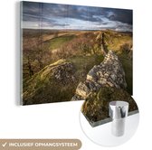 MuchoWow® Glasschilderij 90x60 cm - Schilderij acrylglas - Donkere lucht boven de Muur van Hadrianus in Engeland - Foto op glas - Schilderijen