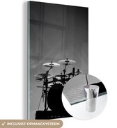 MuchoWow® Glasschilderij 80x120 cm - Schilderij acrylglas - Drumstel op een rockshow - zwart wit - Foto op glas - Schilderijen