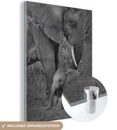 MuchoWow® Glasschilderij 60x80 cm - Schilderij acrylglas - Moeder olifant zorgt voor haar kind - zwart wit - Foto op glas - Schilderijen