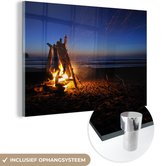MuchoWow® Glasschilderij 150x100 cm - Schilderij acrylglas - Kampvuur op een strand in de Amerikaanse staat Washington - Foto op glas - Schilderijen