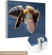 MuchoWow® Glasschilderij 120x90 cm - Schilderij acrylglas - Close-up van een bij op een donkerblauwe achtergrond - Foto op glas - Schilderijen