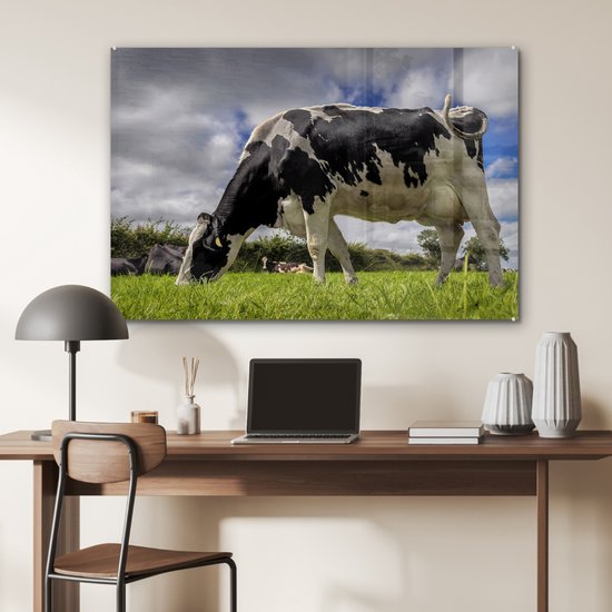 Une vache frisonne avec des nuages sombres au-dessus Plexiglas 120x80 cm - Tirage photo sur Glas (décoration murale en plexiglas)