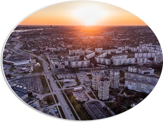 PVC Schuimplaat Ovaal - Bovenaanzicht van Stad met Zonsondergang - 56x42 cm Foto op Ovaal (Met Ophangsysteem)