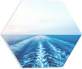 WallClassics - PVC Schuimplaat Hexagon - Sporen van Boot in de Zee - 30x26.1 cm Foto op Hexagon (Met Ophangsysteem)