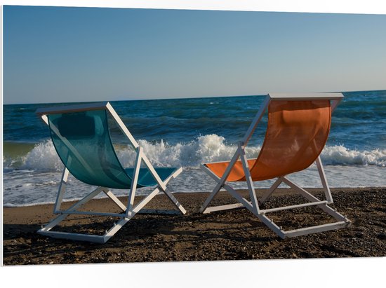 PVC Schuimplaat- Blauw en Oranje Kuipstoeltje op het Strand aan de Kust - 105x70 cm Foto op PVC Schuimplaat