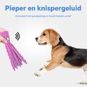 Hand houdt roze octopusknuffel vast, beagle kijkt ernaar, geluidssymbolen tonen pieper.