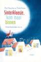 Boek met titel "Sinterklaasje, kom maar binnen". Illustratie van een nachtelijk dorp met huizen en Sinterklaas te paard.