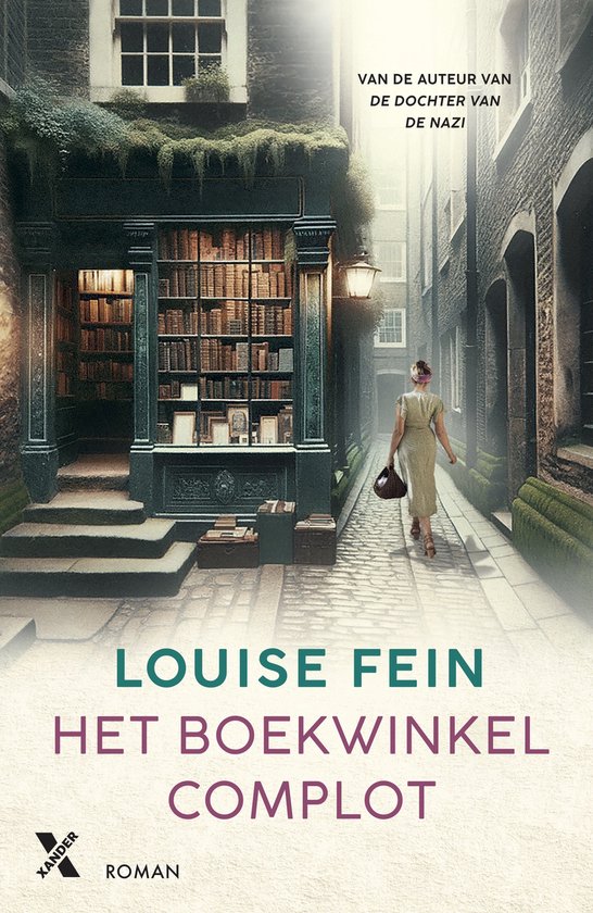 Een vrouw in een vintage jurk loopt langs een boekwinkel op een kasseistraat. Titel: Het Boekwinkel Complot.