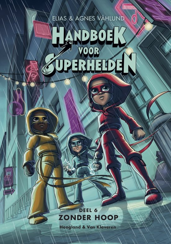 Drie kinderen in superheldenkostuums staan op straat in de regen, met neonverlichting.