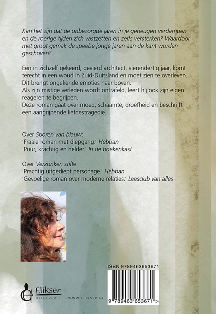 Achterkant boek met tekst en een foto van een vrouw met bruin krullend haar. ISBN: 9789463653671.