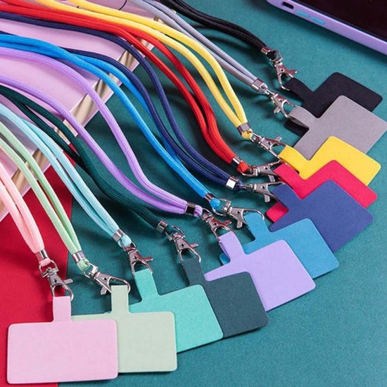 Veelkleurige telefoonkoordjes met platte uiteinden en metalen clips.