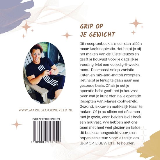 Een vrouw zit op een stoel en kijkt naar de camera, met het boek 'Grip op je gewicht' ernaast. Ze draagt een zwart T-shirt met een streepjespatroon.