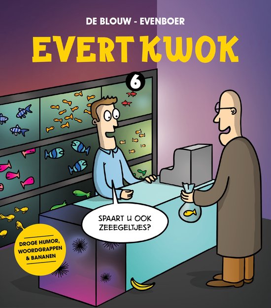 Een man koopt een vis in een dierenwinkel. De winkelier, met een glimlach, houdt een zakje met een goudvis vast. Boven de toonbank staat 'EVER TWOK'.