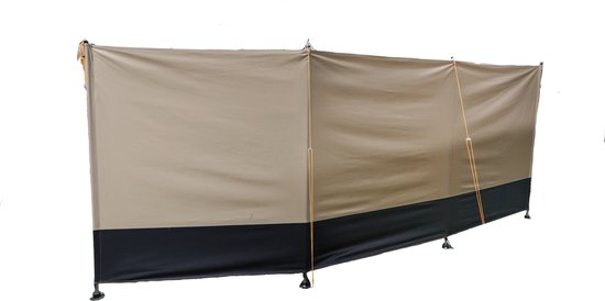 Beige en zwart windscherm van textiel, gespannen met touwen.