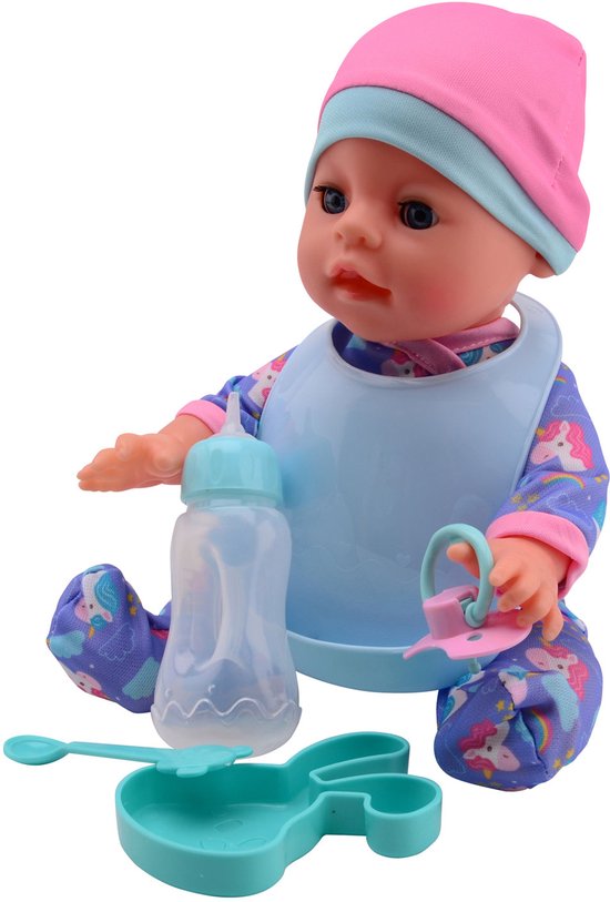 Baby pop in roze en blauwe muts, paars pakje met eenhoorns, blauwe slab en flesje.