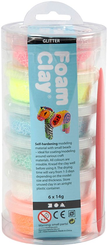 Cilindrische verpakking met 6 potjes Foam Clay in pastelkleuren en een rood boetseerwerktuigje. Toont boetseervoorbeelden.