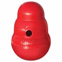 Een rode Kong Wobbler voor honden, een rond, rood speelgoed met een gat.