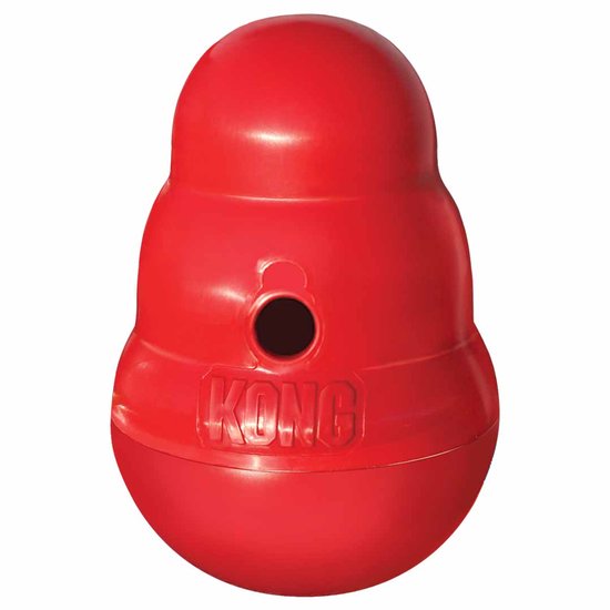 Een rode Kong Wobbler voor honden, een rond, rood speelgoed met een gat.