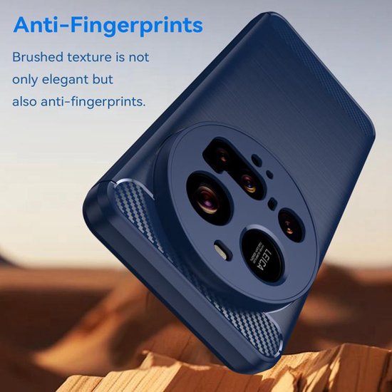 Blauw telefoonhoesje met geborstelde textuur en carbon look randen, om de cameralens.