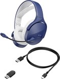 Blauwe HyperX gaming headset met witte accenten, een microfoon, een USB-dongle en een USB-C kabel.