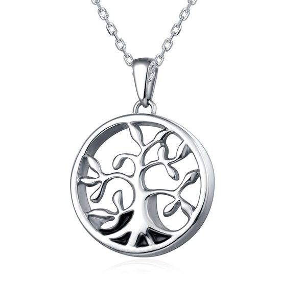 Zilverkleurige ketting met een gedetailleerde levensboomhanger.