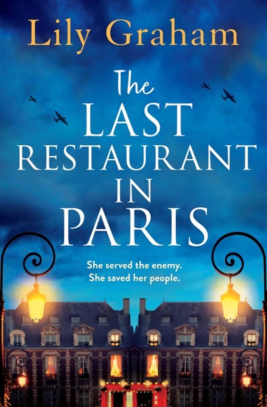 Boekcover "The Last Restaurant in Paris" van Lily Graham. Gebouw met verlichte ramen en lantaarns.