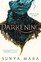 Boekomslag: 'The Darkening' met een donkerblauwe, textuurrijke afbeelding van een gezicht en een stad met koepels, omringd door een wervelwind van goudkleurige rook.