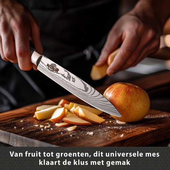 Een Nazrom keukenmes met damastpatroon snijdt een appel in partjes op een houten snijplank.