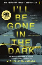 Boekcover: I'll Be Gone in the Dark, nu een HBO documentaire serie. Titel in geel over een donker huis met politielint.