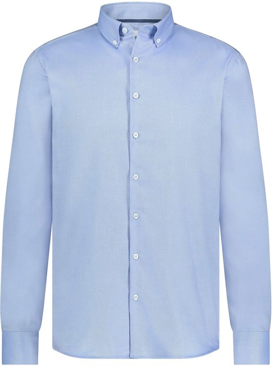 Blauw oxford overhemd voor heren met knoopjes, zichtbaar op witte achtergrond.