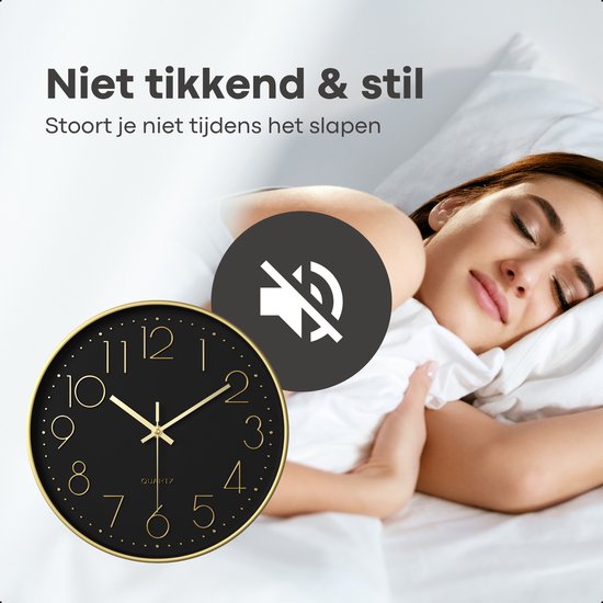 Zwarte wandklok met gouden cijfers, naast slapende vrouw. Geluidsloos icoon.