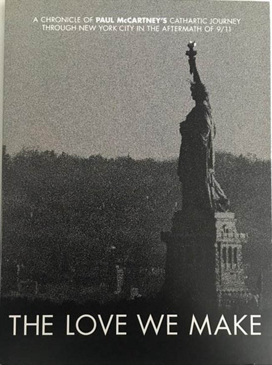 De voorkant van de "The Love We Make" DVD, met een zwart-wit foto van het Vrijheidsbeeld en tekst over Paul McCartneys reis door New York na 9/11.